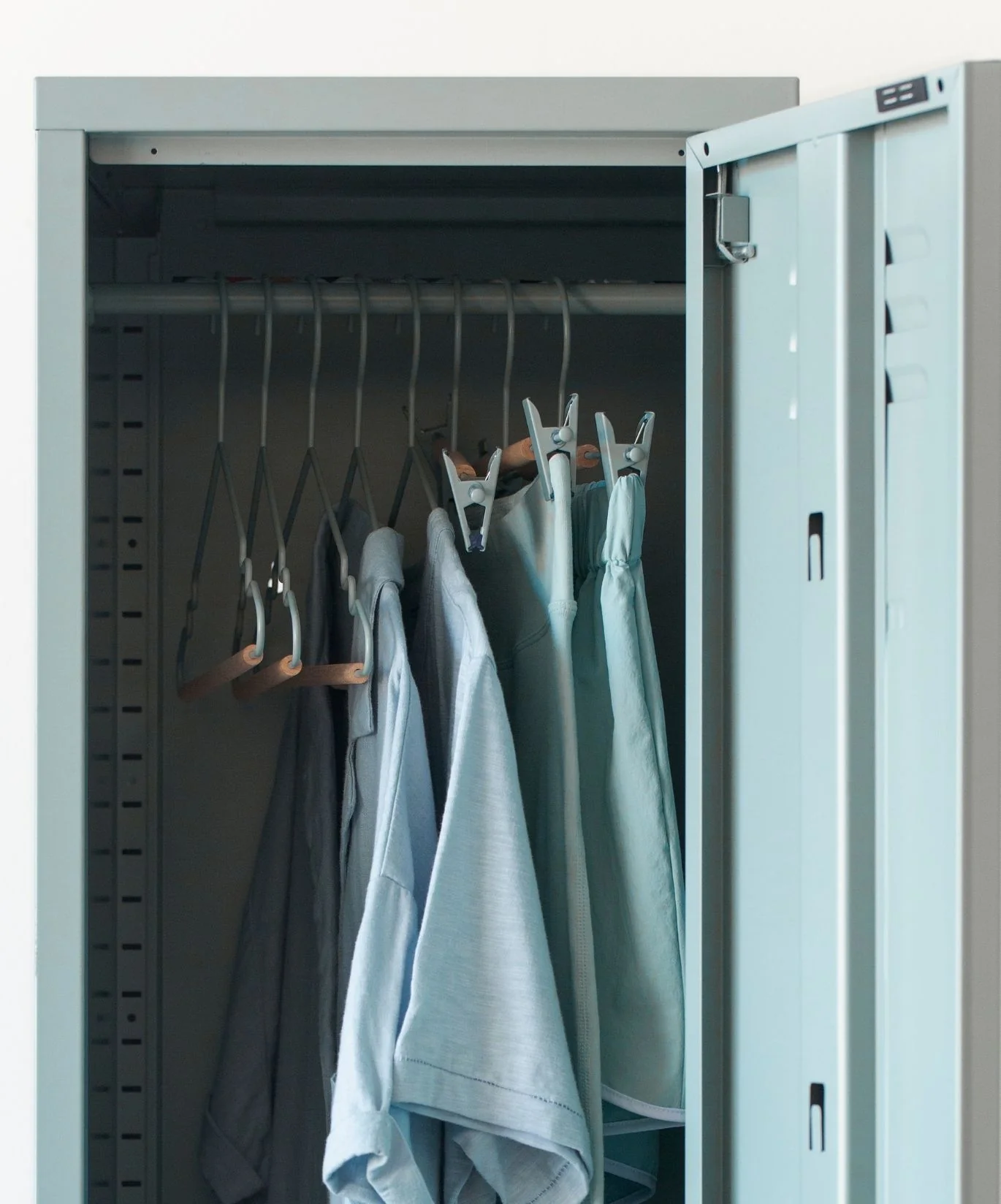 Adult Clip Hangers in Ocean - Image 3